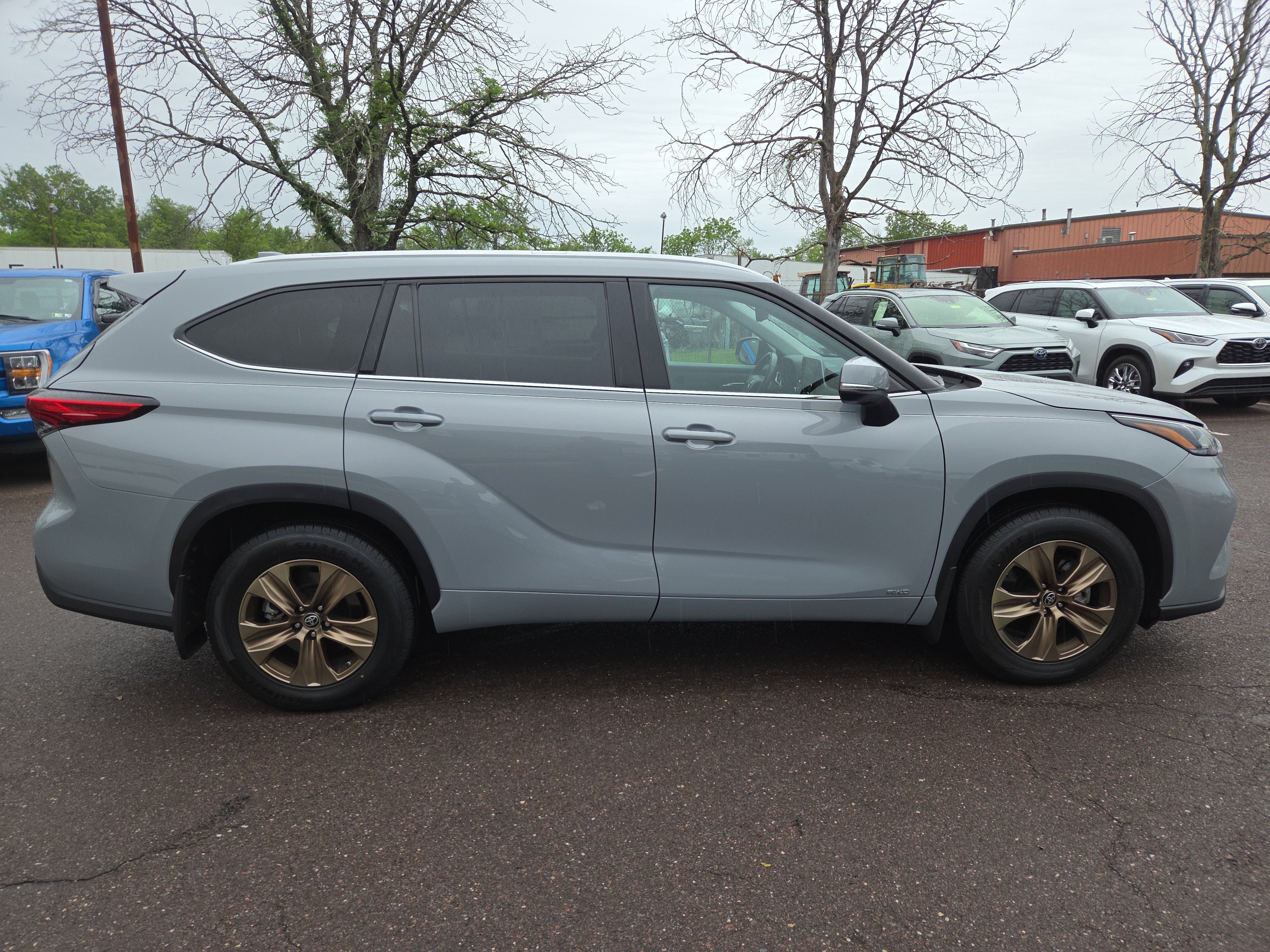 2022 Toyota Highlander Hybrid Bronze Edition