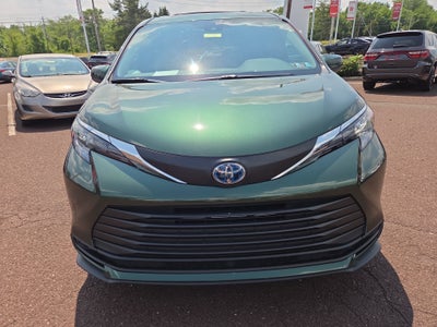 2025 Toyota Sienna LE